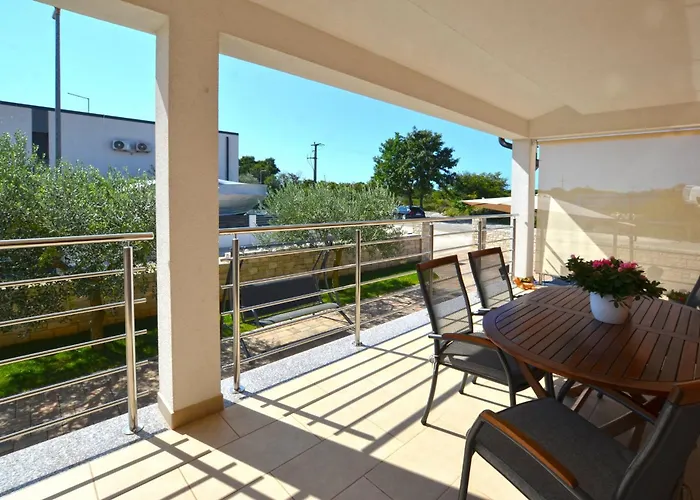 Golden Horizon Apartment *
